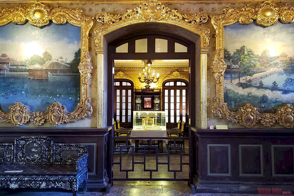 Save information about entrance fees and opening hours for a great experience at An Dinh Palace
